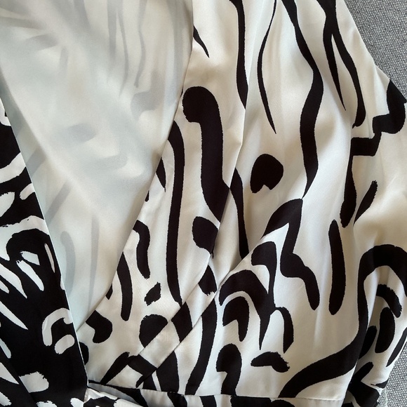NWOT Donna Morgan Black and Ivory Print Silky Wrap Dress - 4/6 - Picture 7 of 9